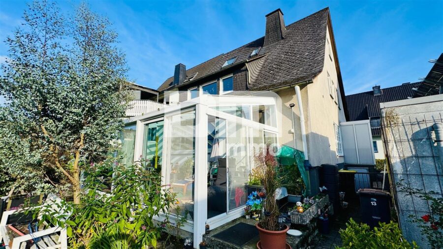 Solides Ein- bis Zweifamilienhaus mit Wintergarten + und Wintergarten als solide Kapitalanlage - Rückansicht / Wintergarten
